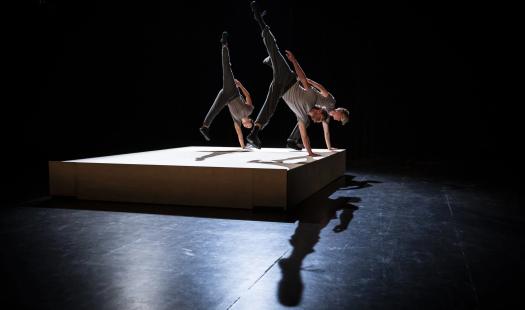 ON THE EDGE: Cecile / Teil von La Nuit du Cirque